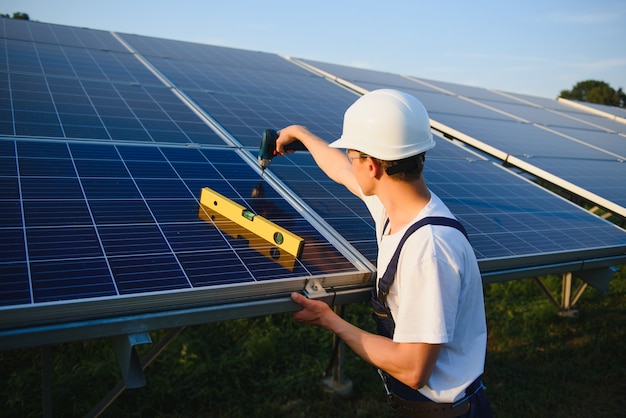 Werknemer die zonnepanelen buitenshuis installeert