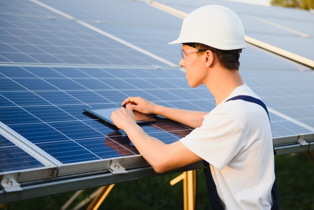 Werknemer die zonnepanelen buitenshuis installeert