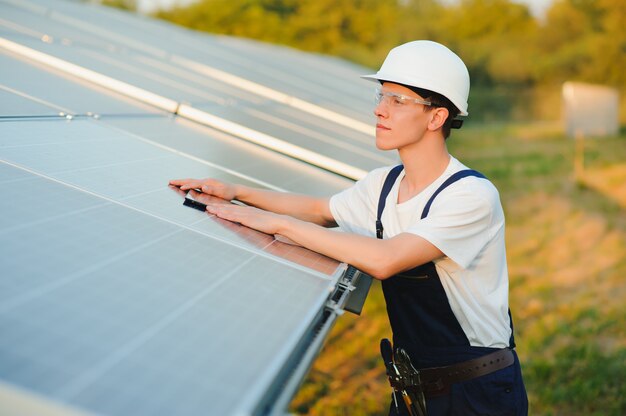 Werknemer die zonnepanelen buitenshuis installeert