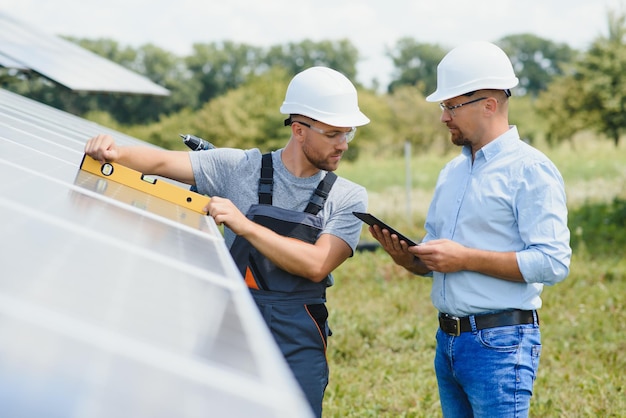 Werknemer die zonnepanelen buitenshuis installeert