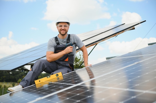 Werknemer die zonnepanelen buitenshuis installeert