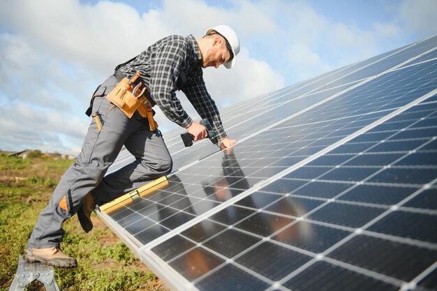 Werknemer die zonnepanelen buitenshuis installeert