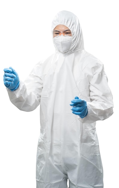 Werknemer draagt een medisch beschermend pak of een wit overallpak met de hand verlengd geïsoleerd op wit