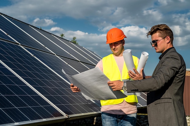 Werknemer en klant praten over projectkosten per zonnepanelen