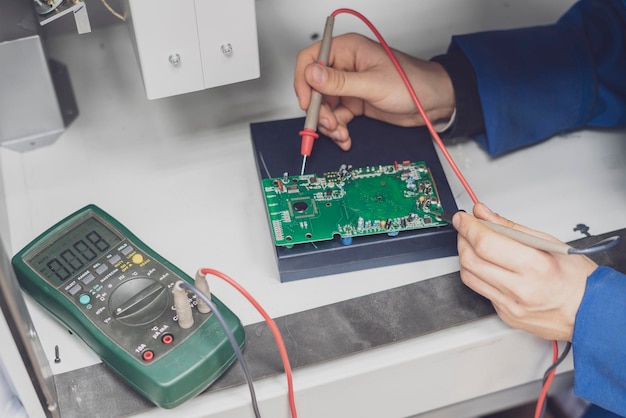 werknemer gebruik elektrische multimeter en controleer de spanning b