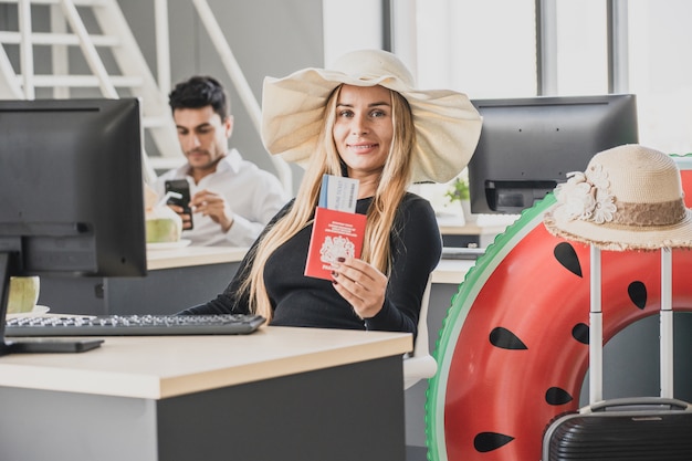 Werknemer in kantoor klaar om te reizen op zomervakantie vakantie.