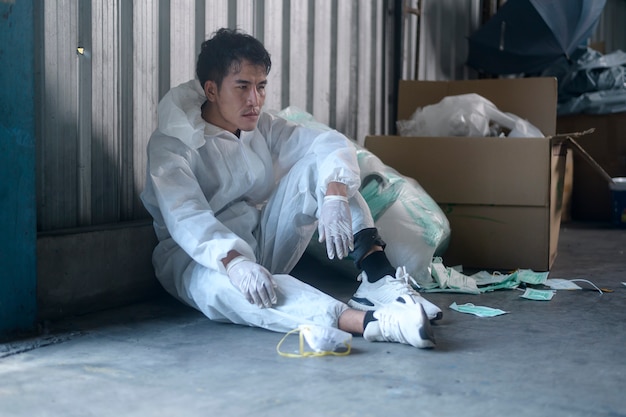 Werknemer in PBM uitgeput en geprobeerd in afvalrecyclingfabrieken tijdens covid-19 en pandemie.