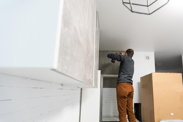 Werknemer installeren nieuw aanrecht in moderne keuken.