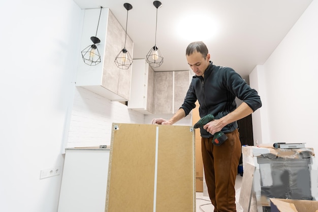 Werknemer installeren nieuw aanrecht in moderne keuken.