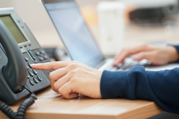 Foto werknemer man hand persnummer op telefoon voor contact met iemand