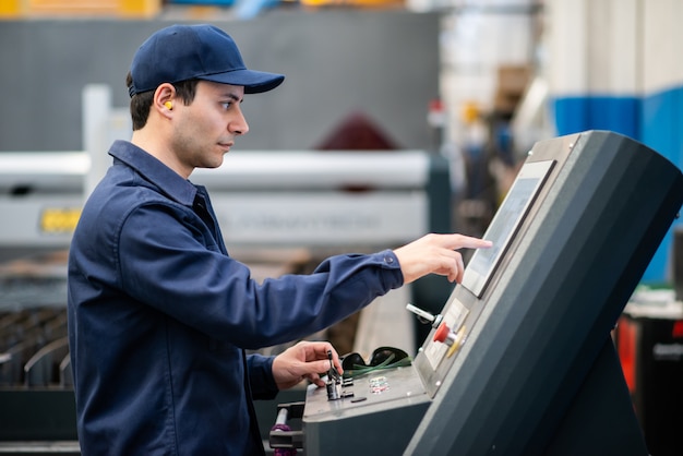 Werknemer met behulp van een plasmasnijmachine