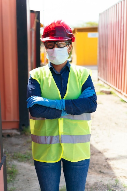 Werknemer met beschermend masker, helm en veiligheidsvest.