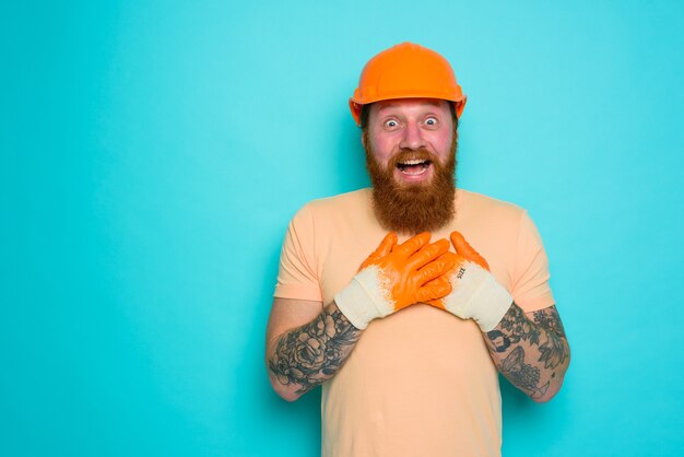 Werknemer met gele hoed is blij met zijn werk