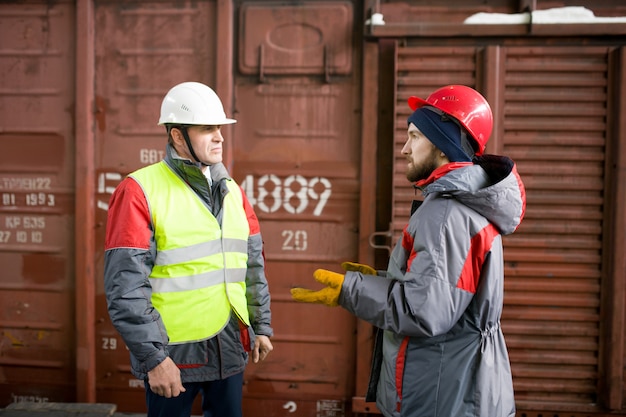 Werknemer praten met supervisor in docks