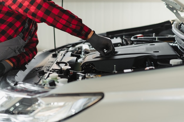 Werknemer repareert een auto in een auto reparatiecentrum