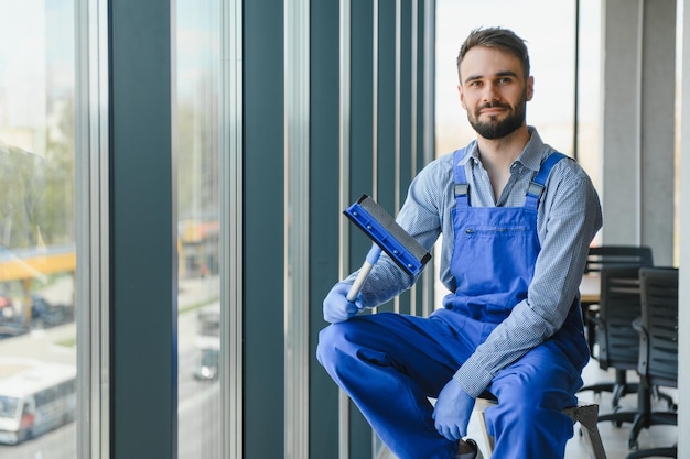 werknemer schoonmaak windows service op hoogbouw gebouw