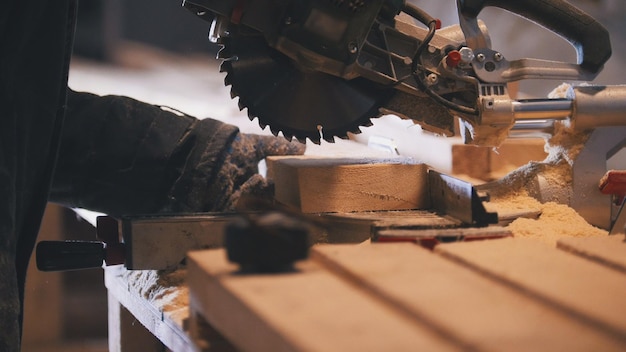 Werknemer timmerman houten plank uitzoeken voordat cirkelzaag zagen, close-up