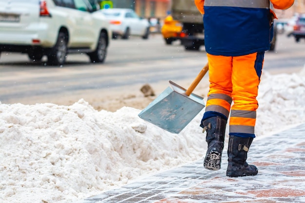 Werknemer van de gemeentedienst veegt sneeuw van de weg in de winter, maakt stadsstraten en wegen schoon tijdens sneeuwstorm. Moskou, Rusland.