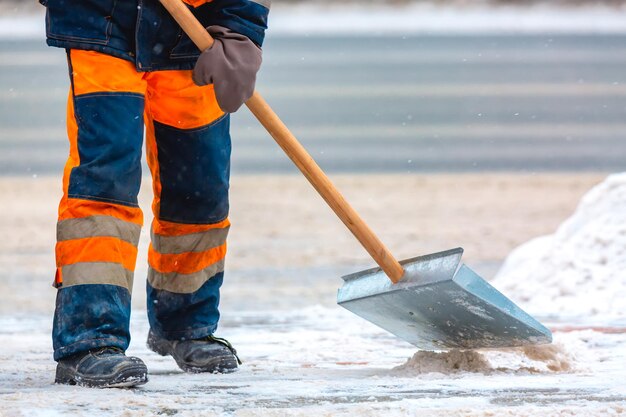 Werknemer van de gemeentedienst veegt sneeuw van de weg in de winter, maakt stadsstraten en wegen schoon tijdens sneeuwstorm. Moskou, Rusland.