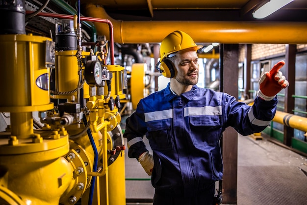 Werknemer van een elektriciteitscentrale die de verwerking van ruwe olie en gas regelt