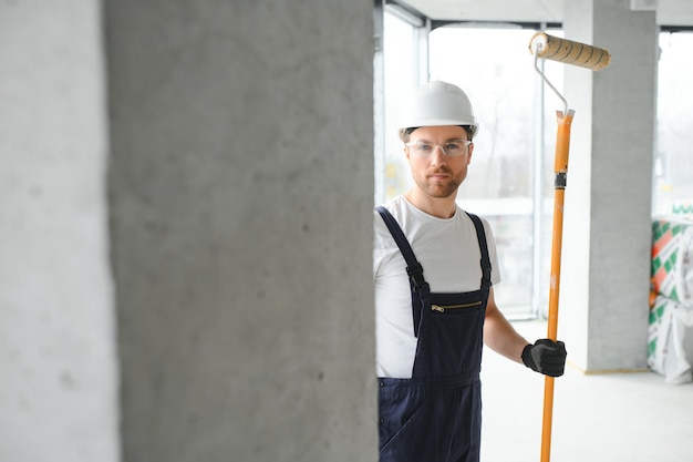 Werknemer vernieuwt appartement op muur achtergrond