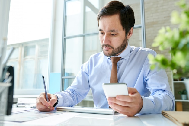 Werknemer werken met smartphone in office