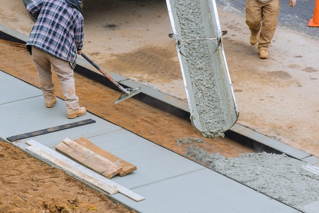 Werknemer werken voor betonnen bestrating voor de bouw van begane grond