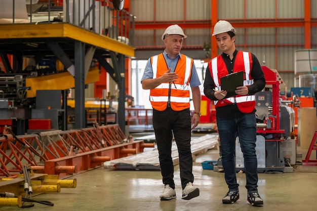 Werknemer werkt in de fabrieksingenieur werknemer vaardigheden kwaliteit onderhoud training industrie fabrieksarbeider magazijn Workshop voor fabrieksexploitanten werktuigbouwkundige teamproductie