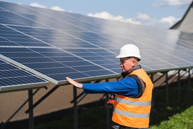 Werknemer zonne-energiecentrale controleert de staat van de panelen