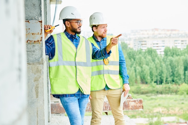 Werknemers bespreken locatie van modern gebouw