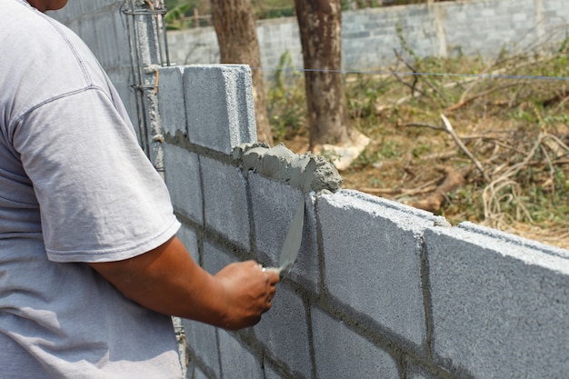 Werknemers bouwen een muur