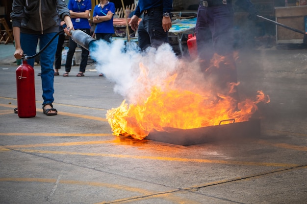 Werknemers brandbestrijdingstraining, een vuur blussen.