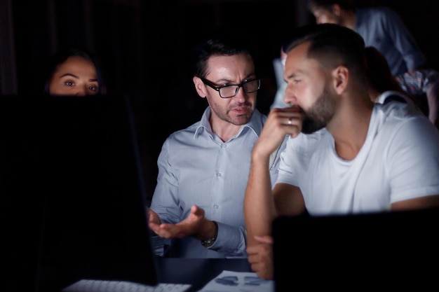 Werknemers die financiële gegevens besprekenhet concept van overuren