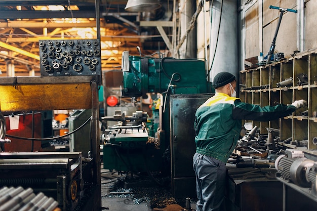 Werknemers die werken met de constructie van staalconstructiedelen in een industriële fabriek