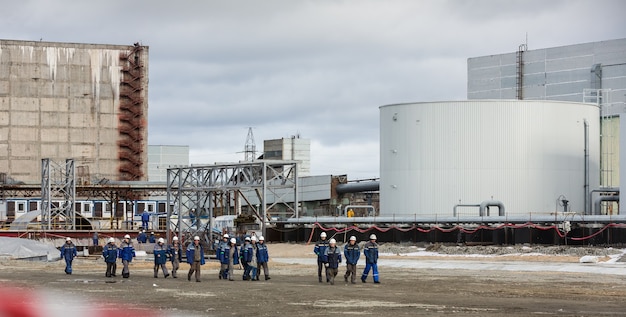 Werknemers en personeel van de kerncentrale van Tsjernobyl voltooiden de constructie van de beweegbare boog over het Shelter-object van de vierde krachtbron