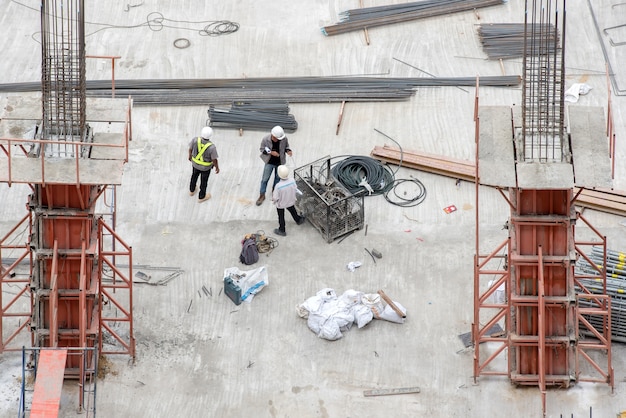 Werknemers in de bouw met hoge hoeken