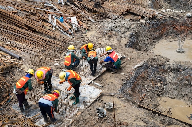 Werknemers in de bouw werken in het condominium bouwgebied