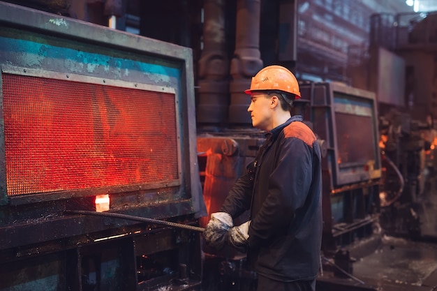 Werknemers in de staalfabriek.