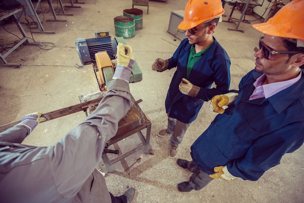 Werknemers in industriële fabriek