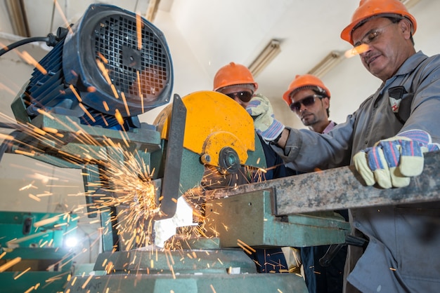 Werknemers in industriële fabriek