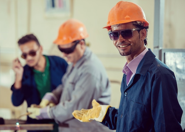 Werknemers in industriële fabriek