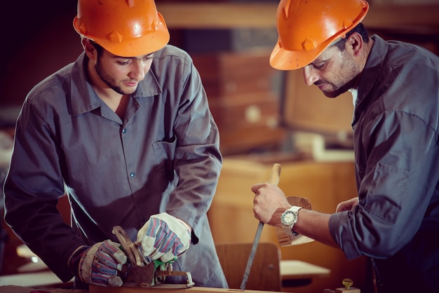 Werknemers in industriële houtfabriek