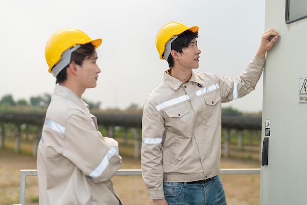 Werknemers installeren zonnepanelen voor efficiënte energie in de stad