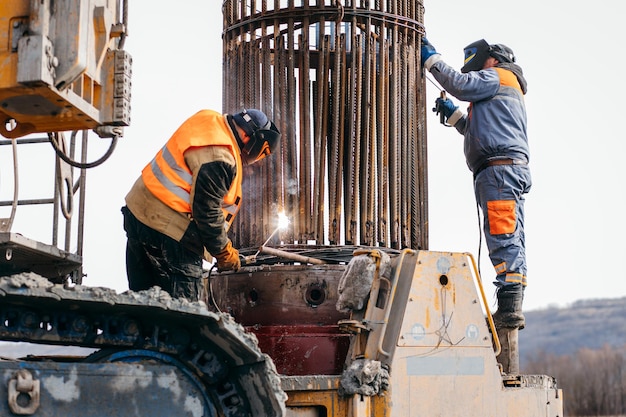 Werknemers lassen metalen delen van betonnen brug