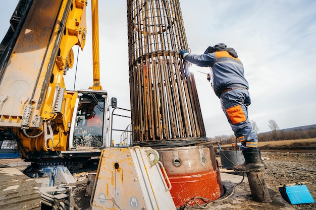 Werknemers lassen metalen delen van betonnen brug