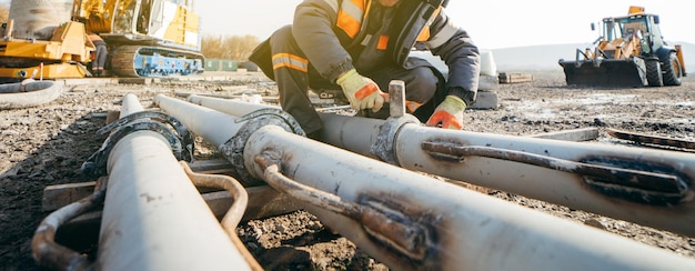 Werknemers stapelen ijzeren buizen om beton te storten voordat ze een brug bouwen