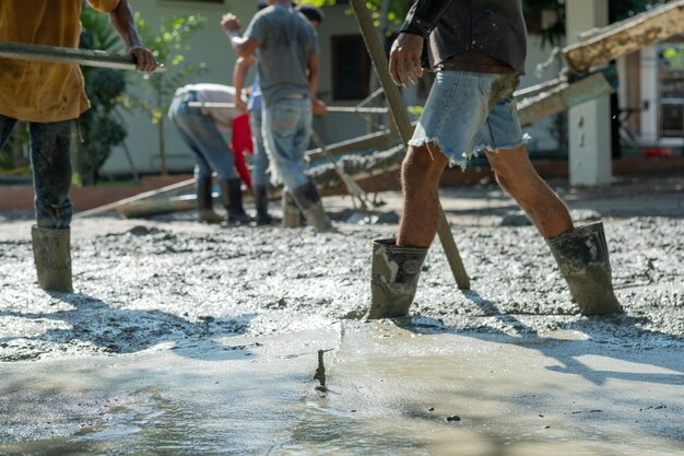 Werknemers storten beton en apparatuur