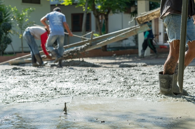 Werknemers storten beton en apparatuur