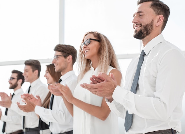 Werknemers van het bedrijf applaudisseren op de kantoorfoto met kopieerruimte