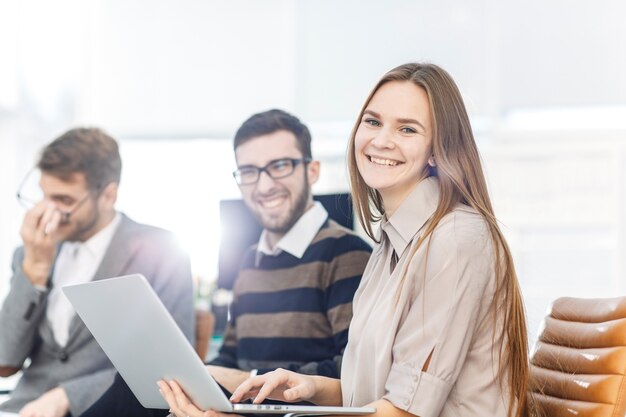 Werknemers van het bedrijf met een laptop in de lobby van het moderne kantoor